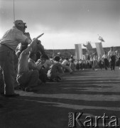31.07.1955 - 4.08.1955, Warszawa, Polska.
V Światowy Festiwal Młodzieży i Studentów o Pokój i Przyjaźń. Fotoreporterzy fotografują uczestników festiwalu.
Fot. Irena Jarosińska, zbiory Ośrodka KARTA