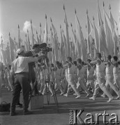 31.07.1955 - 4.08.1955, Warszawa, Polska.
V Światowy Festiwal Młodzieży i Studentów o Pokój i Przyjaźń. Operator kamery filmuje przemarsz uczestników spotkania
Fot. Irena Jarosińska, zbiory Ośrodka KARTA