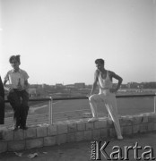 31.07.1955 - 4.08.1955, Warszawa, Polska.
V Światowy Festiwal Młodzieży i Studentów o Pokój i Przyjaźń. Mężczyźni oparci o balustradę Stadionu X-lecia.
Fot. Irena Jarosińska, zbiory Ośrodka KARTA