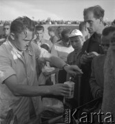 31.07.1955 - 4.08.1955, Warszawa, Polska.
V Światowy Festiwal Młodzieży i Studentów o Pokój i Przyjaźń. Tłum zgromadzony wokół mężczyzny sprzedającego napoje. 
Fot. Irena Jarosińska, zbiory Ośrodka KARTA