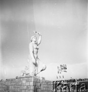 31.07.1955 - 4.08.1955, Warszawa, Polska.
V Światowy Festiwal Młodzieży i Studentów o Pokój i Przyjaźń. Jeden z pomników stojących na Stadionie X-lecia.
Fot. Irena Jarosińska, zbiory Ośrodka KARTA