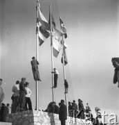 31.07.1955 - 4.08.1955, Warszawa, Polska.
V Światowy Festiwal Młodzieży i Studentów o Pokój i Przyjaźń. Na masztach flag stoją mężczyźni, którzy obserwują przebieg uroczystości na Stadionie X-lecia.
Fot. Irena Jarosińska, zbiory Ośrodka KARTA