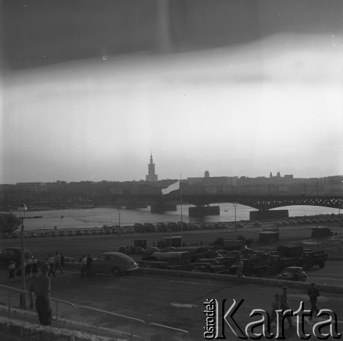 31.07.1955 - 4.08.1955, Warszawa, Polska.
Panorama Warszawy -  w głębi widać Wisłę oraz Pałac Kultury i Nauki.
Fot. Irena Jarosińska, zbiory Ośrodka KARTA