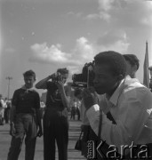 31.07.1955 - 4.08.1955, Warszawa, Polska.
V Światowy Festiwal Młodzieży i Studentów o Pokój i Przyjaźń. Fotografowie podczas pracy przy festiwalu.
Fot. Irena Jarosińska, zbiory Ośrodka KARTA