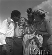 31.07.1955 - 4.08.1955, Warszawa, Polska.
V Światowy Festiwal Młodzieży i Studentów o Pokój i Przyjaźń. Uczestnicy festiwalu pozują do zdjęcia.
Fot. Irena Jarosińska, zbiory Ośrodka KARTA
