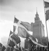 31.07.1955 - 4.08.1955, Warszawa, Polska.
V Światowy Festiwal Młodzieży i Studentów o Pokój i Przyjaźń. Szwedzkie flagi na tle Pałacu Kultury i Nauki.
Fot. Irena Jarosińska, zbiory Ośrodka KARTA