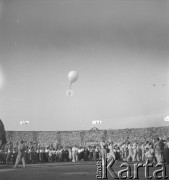 31.07.1955 - 4.08.1955, Warszawa, Polska.
V Światowy Festiwal Młodzieży i Studentów o Pokój i Przyjaźń. Nad wypełnionym ludźmi Stadionem X-lecia unosi się balon.
Fot. Irena Jarosińska, zbiory Ośrodka KARTA