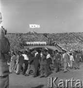 31.07.1955 - 4.08.1955, Warszawa, Polska.
V Światowy Festiwal Młodzieży i Studentów o Pokój i Przyjaźń. Przemarsz organizatorów festiwalu pozdrawiających zgromadzone na trybunach tłumy.
Fot. Irena Jarosińska, zbiory Ośrodka KARTA