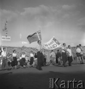 31.07.1955 - 4.08.1955, Warszawa, Polska.
V Światowy Festiwal Młodzieży i Studentów o Pokój i Przyjaźń. Delegacja Nowej Zelandii na Stadionie X-lecia podczas uroczystości prezentacji zagranicznych delegacji.
Fot. Irena Jarosińska, zbiory Ośrodka KARTA