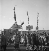 31.07.1955 - 4.08.1955, Warszawa, Polska.
V Światowy Festiwal Młodzieży i Studentów o Pokój i Przyjaźń. Uczestnicy spotkania niosą tabliczki z nazwami państw przez Stadion X-lecia.
Fot. Irena Jarosińska, zbiory Ośrodka KARTA