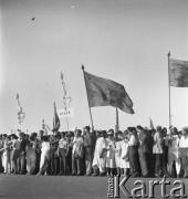 31.07.1955 - 4.08.1955, Warszawa, Polska.
V Światowy Festiwal Młodzieży i Studentów o Pokój i Przyjaźń. Delegacja Algierii z flagami na Stadionie X-lecia.
Fot. Irena Jarosińska, zbiory Ośrodka KARTA