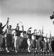 31.07.1955 - 4.08.1955, Warszawa, Polska.
V Światowy Festiwal Młodzieży i Studentów o Pokój i Przyjaźń. Grupa delegatów zagranicznych tańczących podczas uroczystości prezentacji delegatów na Stadionie X-lecia.
Fot. Irena Jarosińska, zbiory Ośrodka KARTA