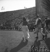 31.07.1955 - 4.08.1955, Warszawa, Polska.
V Światowy Festiwal Młodzieży i Studentów o Pokój i Przyjaźń. Zagraniczna delegacja wchodzi na Stadion X-lecia.
Fot. Irena Jarosińska, zbiory Ośrodka KARTA