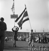 31.07.1955 - 4.08.1955, Warszawa, Polska.
V Światowy Festiwal Młodzieży i Studentów o Pokój i Przyjaźń. Delegaci Kostaryki pozdrawiają zgromadzonych na Stadionie X-lecia .
Fot. Irena Jarosińska, zbiory Ośrodka KARTA