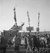 31.07.1955 - 4.08.1955, Warszawa, Polska.
V Światowy Festiwal Młodzieży i Studentów o Pokój i Przyjaźń. Uczestnicy spotkania niosą tabliczki z nazwami państw przez Stadion X-lecia.
Fot. Irena Jarosińska, zbiory Ośrodka KARTA