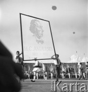 31.07.1955 - 4.08.1955, Warszawa, Polska.
V Światowy Festiwal Młodzieży i Studentów o Pokój i Przyjaźń. Dwóch mężczyzn niosących portret Hansa Christiana Andersena podczas uroczystości na Stadionie X-lecia.
Fot. Irena Jarosińska, zbiory Ośrodka KARTA