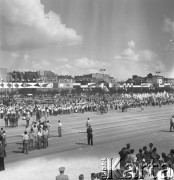 31.07.1955 - 4.08.1955, Warszawa, Polska.
V Światowy Festiwal Młodzieży i Studentów o Pokój i Przyjaźń. Tłum zgromadzony przy ul. Marszałkowskiej. W tle dekoracje przygotowane w związku z uroczystościami.
Fot. Irena Jarosińska, zbiory Ośrodka KARTA