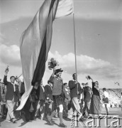 31.07.1955 - 4.08.1955, Warszawa, Polska.
V Światowy Festiwal Młodzieży i Studentów o Pokój i Przyjaźń. Niemiecka delegacja podczas uroczystości na Stadionie X-lecia.
Fot. Irena Jarosińska, zbiory Ośrodka KARTA