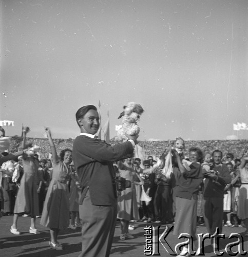 31.07.1955 - 4.08.1955, Warszawa, Polska.
V Światowy Festiwal Młodzieży i Studentów o Pokój i Przyjaźń. Prezentacja delegacji zagranicznych na Stadionie X-lecia.
Fot. Irena Jarosińska, zbiory Ośrodka KARTA
