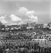 31.07.1955 - 4.08.1955, Warszawa, Polska.
V Światowy Festiwal Młodzieży i Studentów o Pokój i Przyjaźń. Tłum uczestników festiwalu zgromadzony na ul. Marszałkowskiej.
Fot. Irena Jarosińska, zbiory Ośrodka KARTA