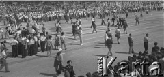 31.07.1955 - 4.08.1955, Warszawa, Polska.
V Światowy Festiwal Młodzieży i Studentów o Pokój i Przyjaźń. Tłum na ul. Marszałkowskiej zgromadzony wokół delegacji ze Szwecji.
Fot. Irena Jarosińska, zbiory Ośrodka KARTA