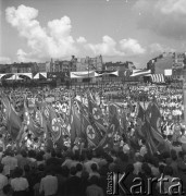 31.07.1955 - 4.08.1955, Warszawa, Polska.
V Światowy Festiwal Młodzieży i Studentów o Pokój i Przyjaźń. Tłum uczestników zgromadzony na ul. Marszałkowskiej wzdłuż trasy  przemarszu delegacji północnokoreańskiej.
Fot. Irena Jarosińska, zbiory Ośrodka KARTA