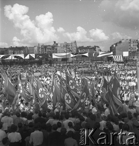31.07.1955 - 4.08.1955, Warszawa, Polska.
V Światowy Festiwal Młodzieży i Studentów o Pokój i Przyjaźń. Tłum uczestników zgromadzony na ul. Marszałkowskiej wzdłuż trasy  przemarszu delegacji północnokoreańskiej.
Fot. Irena Jarosińska, zbiory Ośrodka KARTA