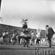 31.07.1955 - 4.08.1955, Warszawa, Polska.
V Światowy Festiwal Młodzieży i Studentów o Pokój i Przyjaźń. Mężczyzna tańczący taniec plemienny na Stadionie X-lecia podczas uroczystości prezentacji zagranicznych delegacji. 
Fot. Irena Jarosińska, zbiory Ośrodka KARTA