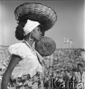 31.07.1955 - 4.08.1955, Warszawa, Polska.
V Światowy Festiwal Młodzieży i Studentów o Pokój i Przyjaźń. Afrykanka niosąca wiklinowy kosz na głowie podczas uroczystości prezentacji delegacji zagranicznych na Stadionie X-lecia.
Fot. Irena Jarosińska, zbiory Ośrodka KARTA