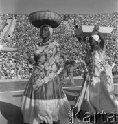 31.07.1955 - 4.08.1955, Warszawa, Polska.
V Światowy Festiwal Młodzieży i Studentów o Pokój i Przyjaźń. Afrykanki podczas uroczystości prezentacji zagranicznych delegacji na Stadionie X-lecia.
Fot. Irena Jarosińska, zbiory Ośrodka KARTA