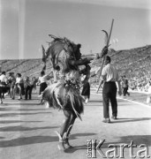 31.07.1955 - 4.08.1955, Warszawa, Polska.
V Światowy Festiwal Młodzieży i Studentów o Pokój i Przyjaźń. Mężczyzna tańczący taniec plemienny na Stadionie X-lecia podczas uroczystości prezentacji zagranicznych delegacji. 
Fot. Irena Jarosińska, zbiory Ośrodka KARTA