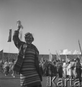 31.07.1955 - 4.08.1955, Warszawa, Polska.
V Światowy Festiwal Młodzieży i Studentów o Pokój i Przyjaźń. Klown na Stadionie X-lecia podczas uroczystości prezentacji zagranicznych delegacji.
Fot. Irena Jarosińska, zbiory Ośrodka KARTA