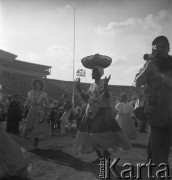 31.07.1955 - 4.08.1955, Warszawa, Polska.
V Światowy Festiwal Młodzieży i Studentów o Pokój i Przyjaźń. Afrykanka na Stadionie X-lecia podczas uroczystości prezentacji zagranicznych delegacji. W tle bawiący się młodzi ludzie oraz trybuny wypełnione widzami.
Fot. Irena Jarosińska, zbiory Ośrodka KARTA