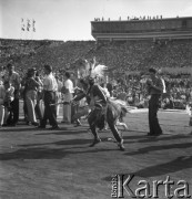 31.07.1955 - 4.08.1955, Warszawa, Polska.
V Światowy Festiwal Młodzieży i Studentów o Pokój i Przyjaźń. Mężczyzna tańczący taniec plemienny na Stadionie X-lecia podczas uroczystości prezentacji zagranicznych delegacji. 
Fot. Irena Jarosińska, zbiory Ośrodka KARTA