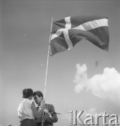 31.07.1955 - 4.08.1955, Warszawa, Polska.
V Światowy Festiwal Młodzieży i Studentów o Pokój i Przyjaźń. Para z flagą
Fot. Irena Jarosińska, zbiory Ośrodka KARTA