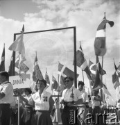 31.07.1955 - 4.08.1955, Warszawa, Polska.
V Światowy Festiwal Młodzieży i Studentów o Pokój i Przyjaźń. Delegaci duńscy z flagami.
Fot. Irena Jarosińska, zbiory Ośrodka KARTA