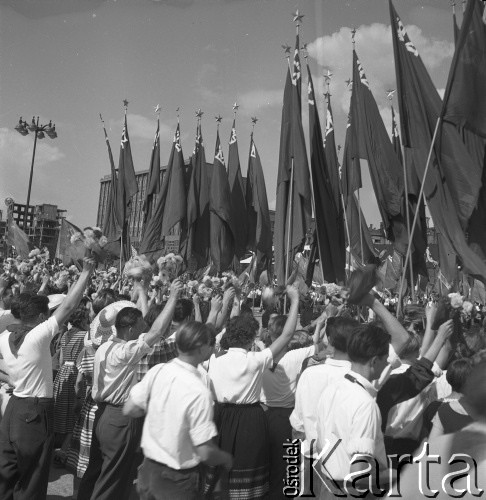 31.07.1955 - 4.08.1955, Warszawa, Polska.
V Światowy Festiwal Młodzieży i Studentów o Pokój i Przyjaźń. Tłum zgromadzony na ul. Marszałkowskiej
Fot. Irena Jarosińska, zbiory Ośrodka KARTA