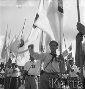 31.07.1955 - 4.08.1955, Warszawa, Polska.
V Światowy Festiwal Młodzieży i Studentów o Pokój i Przyjaźń. Delegaci duńscy z flagami.
Fot. Irena Jarosińska, zbiory Ośrodka KARTA