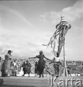 31.07.1955-4.08.1955, Warszawa, Polska.
V Światowy Festiwal Młodzieży i Studentów o Pokój i Przyjaźń. Delegacja afrykańska tańczy na Stadionie X-lecia. 
Fot. Irena Jarosińska, zbiory Ośrodka KARTA