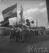 31.07.1955 - 4.08.1955, Warszawa, Polska.
V Światowy Festiwal Młodzieży i Studentów o Pokój i Przyjaźń. Delegaci zagraniczni wychodzą z ulicy Długiej w ulicę Miodową. Za autobusem widoczny Pałac Krasińskich (dzisiejsza Biblioteka Narodowa). Na zdjęciu delegaci z  Afryki Południowej, Rodezji i Pakistanu.
Fot. Irena Jarosińska, zbiory Ośrodka KARTA