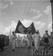 31.07.1955 - 4.08.1955, Warszawa, Polska.
V Światowy Festiwal Młodzieży i Studentów o Pokój i Przyjaźń. Przemarsz zagranicznej delegacji ulicą Miodową.
Fot. Irena Jarosińska, zbiory Ośrodka KARTA