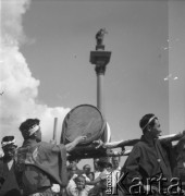31.07.1955 - 4.08.1955, Warszawa, Polska.
V Światowy Festiwal Młodzieży i Studentów o Pokój i Przyjaźń. Młodzi mężczyźni z Japonii (?) podczas prezentacji zagranicznych delegacji na Placu Zamkowym. W tle Kolumna Zygmunta.
Fot. Irena Jarosińska, zbiory Ośrodka KARTA