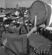 31.07.1955 - 4.08.1955, Warszawa, Polska.
V Światowy Festiwal Młodzieży i Studentów o Pokój i Przyjaźń. Młodzi mężczyźni z Japonii (?) podczas prezentacji zagranicznych delegacji na Placu Zamkowym. 
Fot. Irena Jarosińska, zbiory Ośrodka KARTA