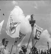31.07.1955 - 4.08.1955, Warszawa, Polska.
V Światowy Festiwal Młodzieży i Studentów o Pokój i Przyjaźń. Prezentacja delegacji zagranicznych z państw afrykańskich m.in. Sierra Leone i Nigerii na Placu Zamkowym. Nad ich głowami widoczna Kolumna Zygmunta.
Fot. Irena Jarosińska, zbiory Ośrodka KARTA
