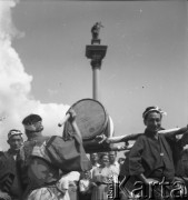 31.07.1955 - 4.08.1955, Warszawa, Polska.
V Światowy Festiwal Młodzieży i Studentów o Pokój i Przyjaźń. Młodzi mężczyźni z Japonii (?) podczas prezentacji zagranicznych delegacji na Placu Zamkowym. W tle Kolumna Zygmunta.
Fot. Irena Jarosińska, zbiory Ośrodka KARTA