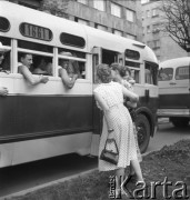 31.07.1955 - 4.08.1955, Warszawa, Polska.
V Światowy Festiwal Młodzieży i Studentów o Pokój i Przyjaźń. Kobiety rozmawiają z zagranicznymi delegatami 
Fot. Irena Jarosińska, zbiory Ośrodka KARTA