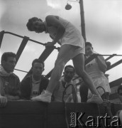 31.07.1955 - 4.08.1955, Warszawa, Polska.
V Światowy Festiwal Młodzieży i Studentów o Pokój i Przyjaźń. Grupa młodych mężczyzn pozuje do zdjęcia na przyczepie samochodu.
Fot. Irena Jarosińska, zbiory Ośrodka KARTA