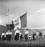 31.07.1955 - 4.08.1955, Warszawa, Polska.
V Światowy Festiwal Młodzieży i Studentów o Pokój i Przyjaźń. Delegacja Peru na Stadionie X-lecia.
Fot. Irena Jarosińska, zbiory Ośrodka KARTA