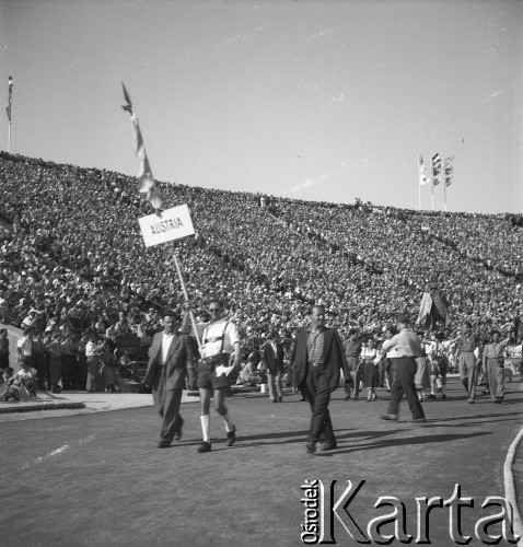 31.07.1955 - 4.08.1955, Warszawa, Polska.
V Światowy Festiwal Młodzieży i Studentów o Pokój i Przyjaźń. Prezentacja delegacji Austrii na Stadionie X-lecia.
Fot. Irena Jarosińska, zbiory Ośrodka KARTA