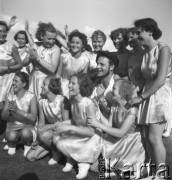 31.07.1955 - 4.08.1955, Warszawa, Polska.
V Światowy Festiwal Młodzieży i Studentów o Pokój i Przyjaźń. Uczestnicy festiwalu na Stadionie X-lecia.
Fot. Irena Jarosińska, zbiory Ośrodka KARTA